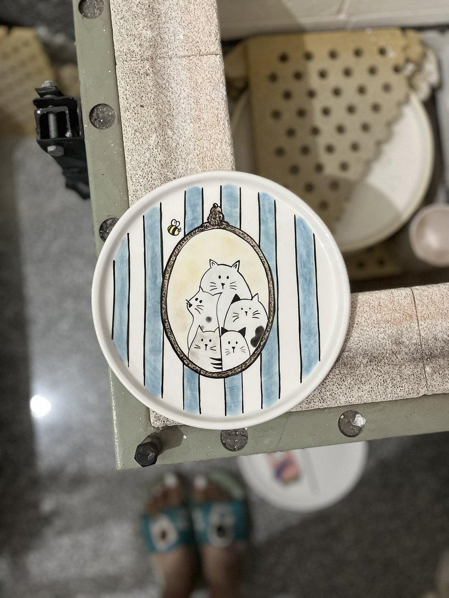 امروز تونستم اینکارو طراحی کنم و به فروش میرسد.
هم بعنوان دیوارکوب هم ظرف کوکی میشه ازش استفاده کرد.
ممنون میشم از کسب و کارم حمایت کنید چون نفسای آخرشو داره میکشه🥲💔