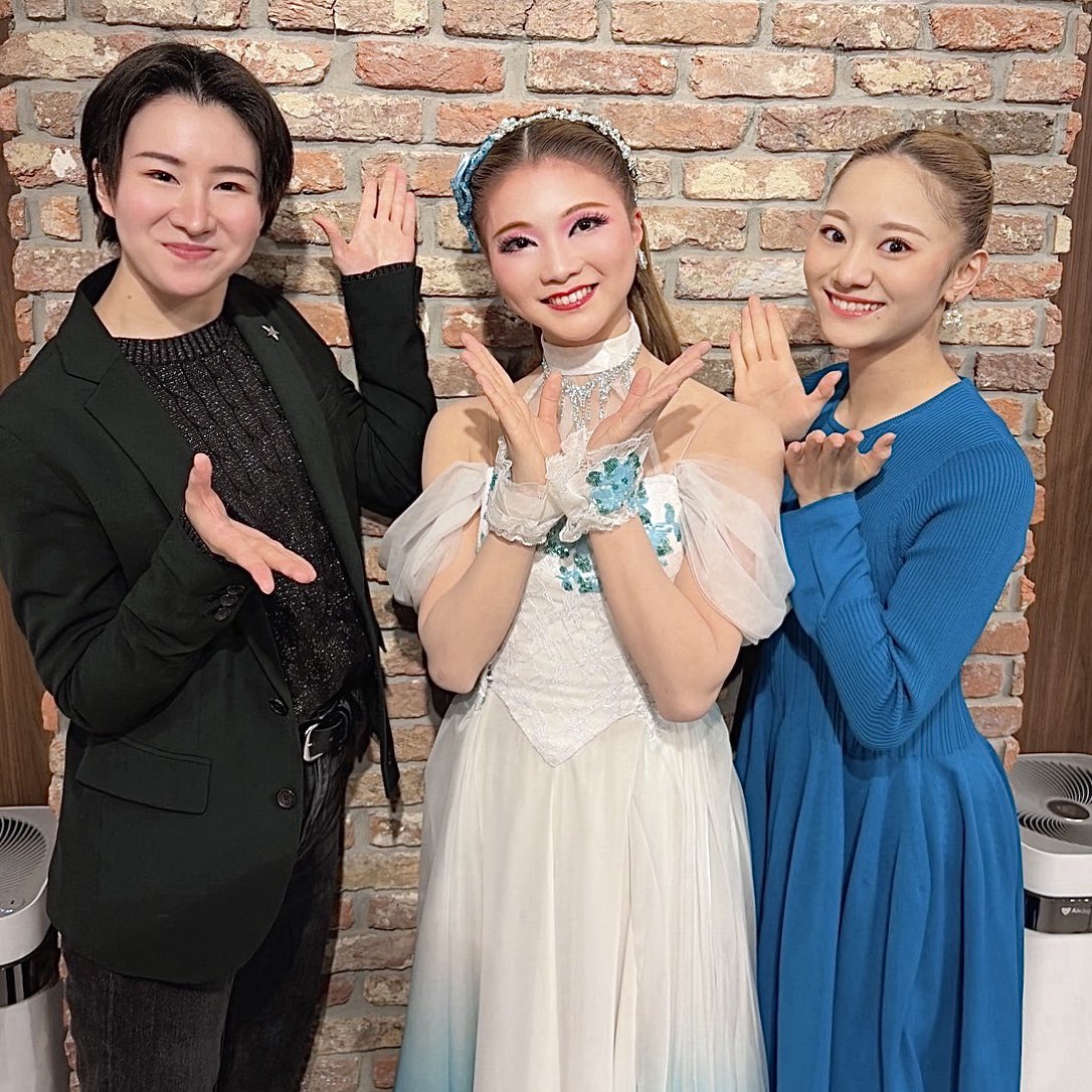 oskrevue's tweet image. 皆様こんにちは!!華妃です🌷

先日 #Twinkle さんの公演を観させていただきました✨
大人っぽくお洒落なショーで、学ばせていただけることが沢山ありました🥹✏️♡また観させていただきます！！👀

そして2枚目は同期の100期が揃いましたので写真を撮りました!!!📸♡