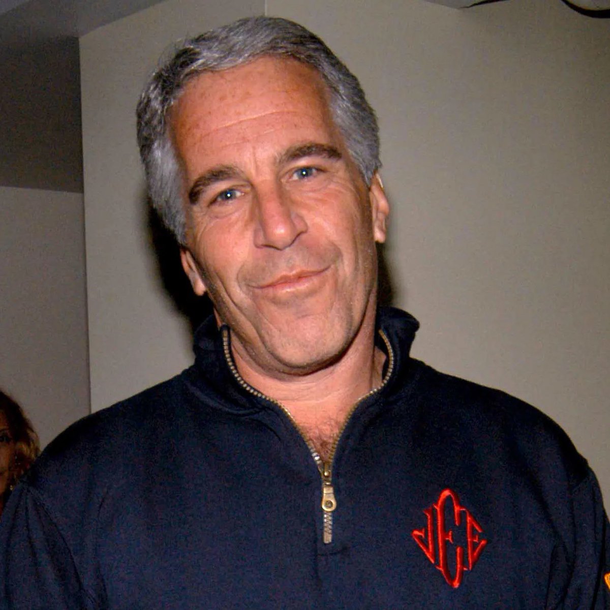 ABD Adalet Bakanı Pam Bondi, Jeffrey Epstein dosyaları kapsamında adı en az bir kez geçen 305 yüksek profilli kişiyi içeren listeyi Kongre’ye sundu:

•  Donald Trump
•  Bill Clinton
•  Barack Obama
•  Joe Biden
•  Hillary Clinton
•  Kamala Harris
•  Mike Pence
•  Nancy