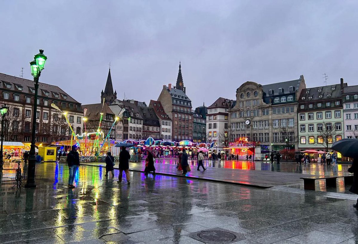 t_sebki's tweet image. Bonjour les feignants , fini le weekend place au boulot, allez bon début de semaine à tous et bon courage 😘 d'Alsace #Place #Kleber #Strasbourg  ☕🥐🍰👍🙋