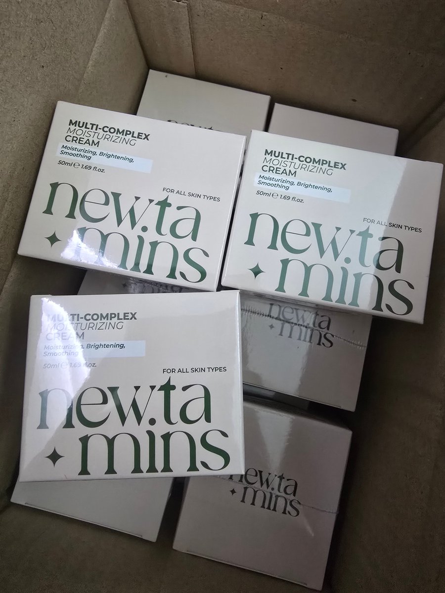 มีใครสนใจไหม ราคาเต็มกระปุกละ850 ขาย 250 ส่งฟรี
คุณสมบัติไม่ทราบ คิดซะว่าโดเนทให้เด็กตาดำๆ หาตังไปแฟนคอน 55555555