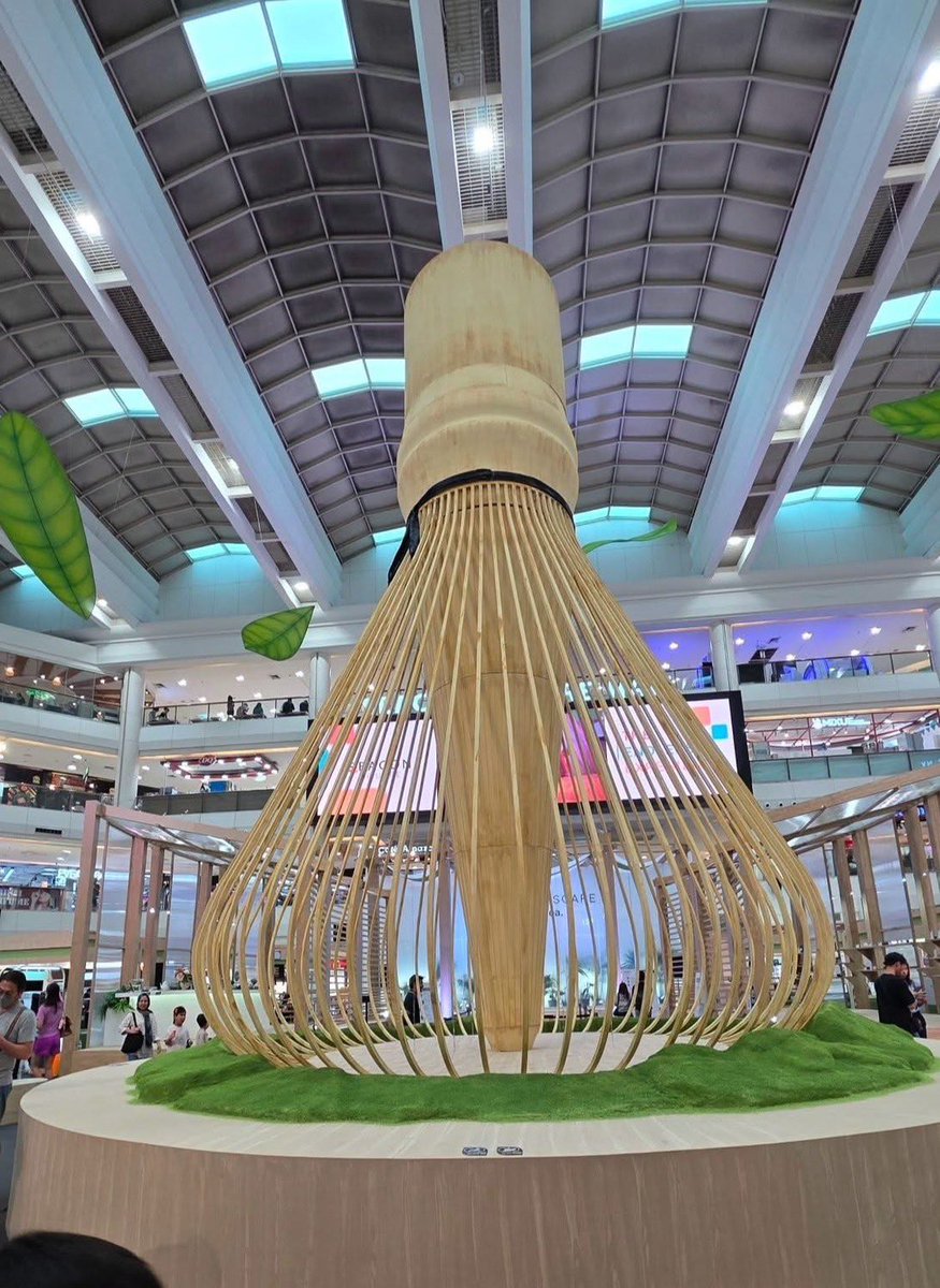 นิฮงจิ้นช็อคไปเลยตอนเห็นฉะเซ็นยักษ์จัดแสดง ล้ำเหนือจินตนาการ แปลตรงตัวเขาใช้คำว่าอิฉะเซ็นนี่เหนือสามัญสำนึกมาก🤣🤣🤣 ตอนเราเห็นรูปในกลุ่มมัทฉะนี่ก็ส่งรูปฉะเซ็นยักษ์ให้เพื่อนญี่ปุ่นดู เพื่อนแบบสุโก้ยไม่หยุด มัทฉะบูมทั่วโลกแต่ความคนไทยมันเล่นใหญ่แบบตะคอกจริง (รูปจากกลุ่มมัทฉะ🙏🏼)