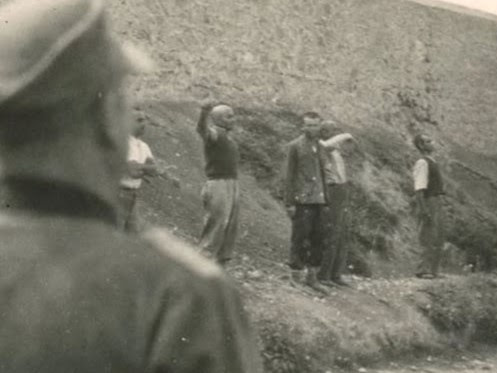 Con los puños levantados frente a las ametralladoras nazis

Las fotos de los 200 comunistas ejecutados el Primero de Mayo de 1944 en Kaisariani (Grecia) son impactantes. Fueron olvidadas durante décadas en un álbum de un oficial alemán.  +