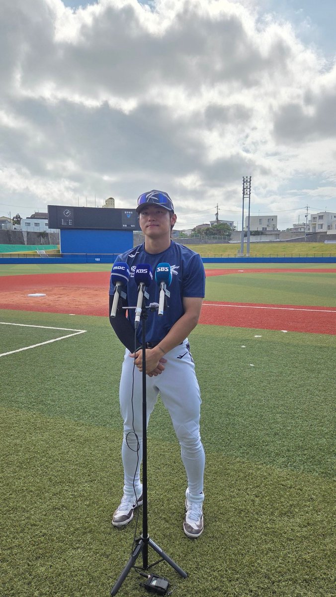 오키나와 훈련 첫날 김도영 선수 "최종 엔트리 승선에 기쁜 건 당연하고 책임감도 크게 느끼고 있다. KIA 동료들이 다치지말고 무사히 잘하고 오라고 응원해줬다. 팀에서 유격수도 연습했는데 수비 늘었다고 칭찬받았다. 대표팀에선 어떤 상황이든 해내야한다. 안현민과 함께하니 정말 든든하다"