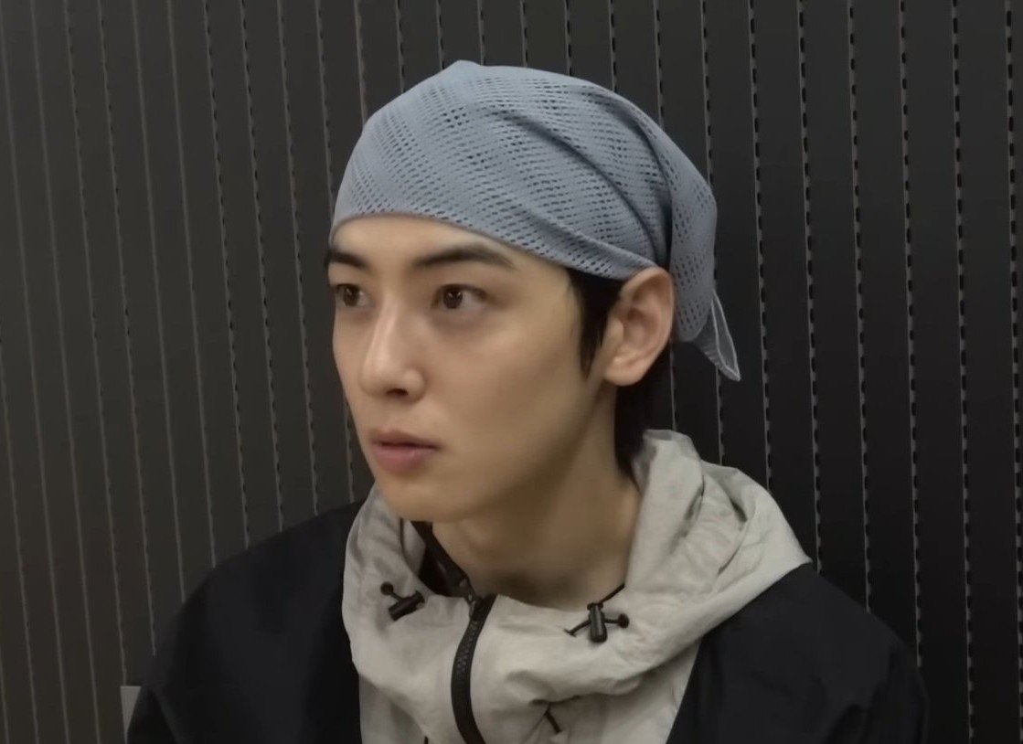 รอยร้าวที่สร้าง 'ชาอึนอู' – เมื่อความเสียใจกลายเป็นแรงผลักดันที่ประเมินค่าไม่ได้ 🧵

​1️⃣ จากน้ำตาในห้องซ้อม... สู่ความพยายามที่ไม่เคยหยุด
อดีตเด็กเรียนท็อปที่เคยฝันจะเป็นผู้พิพากษา กลับต้องมาเริ่มจากศูนย์ในฐานะเด็กฝึก เขาเคยร้องไห้ทุกวันเพราะถูกตำหนิว่า "ทำไม่ได้"