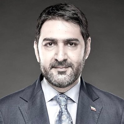 ایستاده در میانه آشوب

دل‌نوشته‌ای برای برادرم #روزبه_اسکندری <a href="/roozesk/">Roozbeh Eskandari</a> 

​در روزگاری که بازار وطن‌فروشی پررونق است و فریادهای افراطی، گوشِ خرد را کر کرده، «عاقل بودن» شجاعتی می‌طلبد که هر کسی دارا نیست.

​بر شما می‌تازند، چون تن به جوّ ندادید. توهین می‌شنوید، چون فهمیده‌اید که