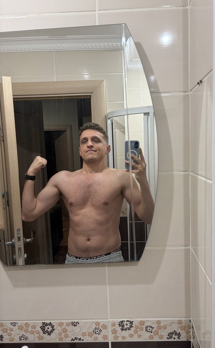 mocococo99's tweet image. Bu aynayı nasıl ortalıyorsunuz hepsinde yamuk çıkıyor 
Neyse günaydı