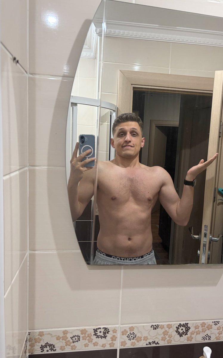 mocococo99's tweet image. Bu aynayı nasıl ortalıyorsunuz hepsinde yamuk çıkıyor 
Neyse günaydı