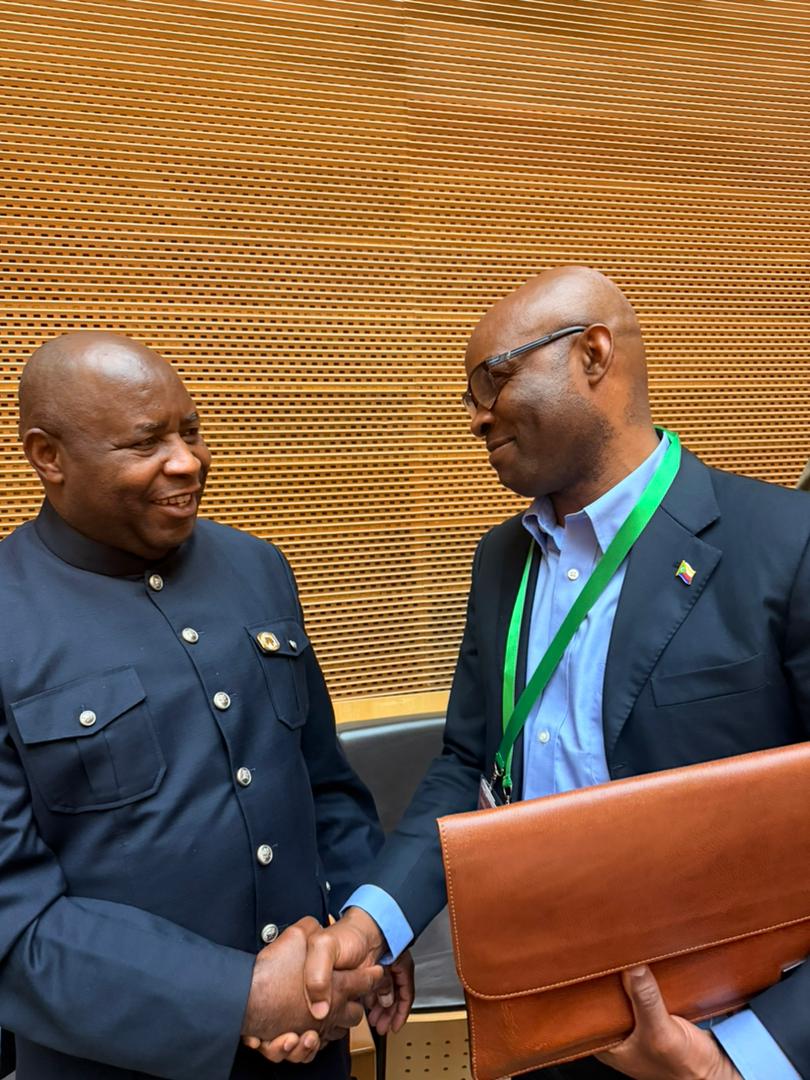 duboiris's tweet photo. Toutes mes félicitations et mes vœux de réussite au nouveau président en exercice de l'Union Africaine et du Burundi, son Excellence Monsieur Evariste Ndayishimiye. 
Avec l'espoir que l'Afrique des Grands lacs retrouve la paix et sorte de cette longue nuit d'horreurs. https://t.co/RiGMO5B7HF