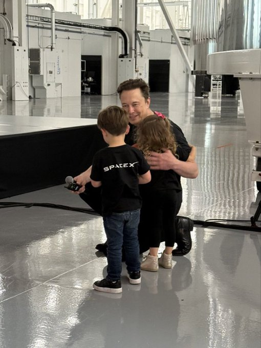 イーロン・マスク「子供を持つということは、彼らが生き延び、幸せでいられるためなら何だってするという決意をすることだ。なぜなら、自分の命よりも千倍以上も、彼らを愛しているからだ」