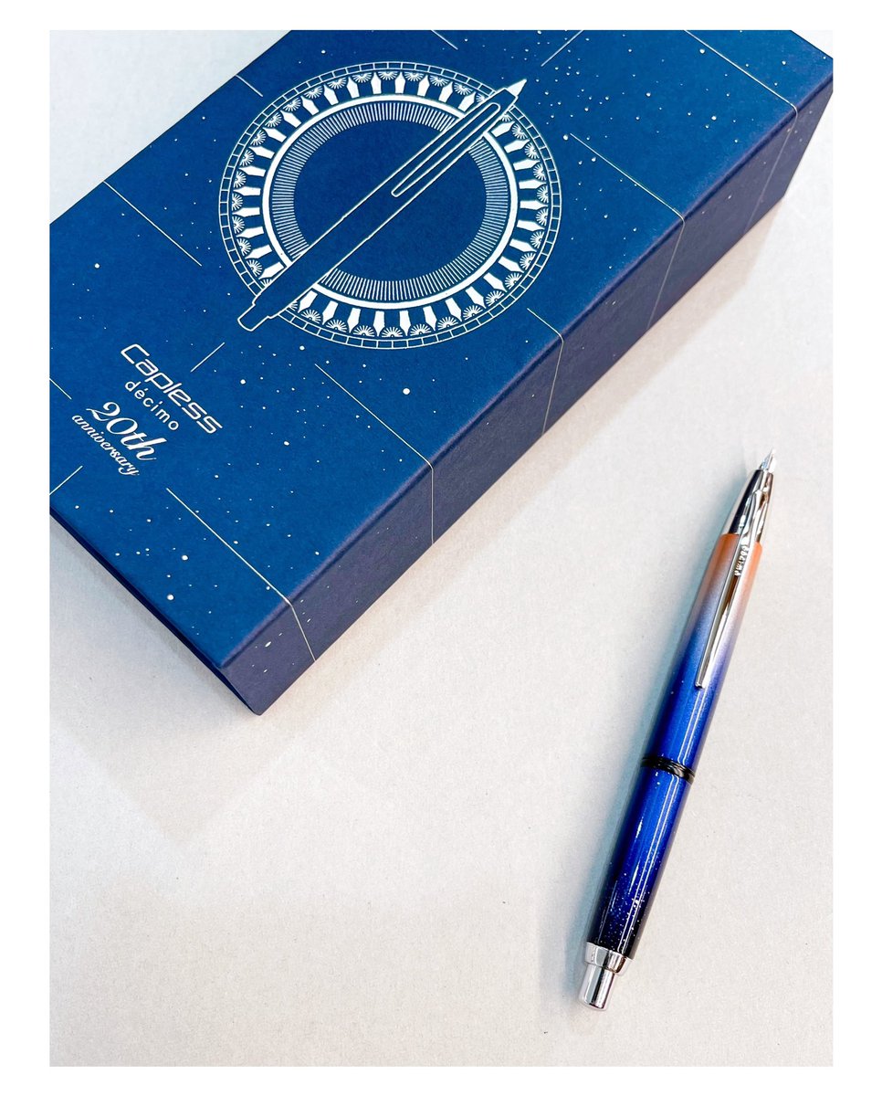 𝑃𝐼𝐿𝑂𝑇( <a href="/PilotPenJP/">PILOT(パイロットコーポレーション)</a> )
𝐶𝑎𝑝𝑙𝑒𝑠𝑠 𝑑𝑒𝑐𝑖𝑚𝑜
20𝑡ℎ 𝑎𝑛𝑛𝑖𝑣𝑒𝑟𝑠𝑎𝑟𝑦 𝑚𝑜𝑑𝑒𝑙 𓊝

「キャップレス・デシモ」発売20周年記念で作られた限定モデル✨

「夜明けの星空」がモチーフ🏙️
ダークブルーからコーラルピンクへの色彩の変化
キラキラと輝く星空の粒の表現にも心躍ります💃