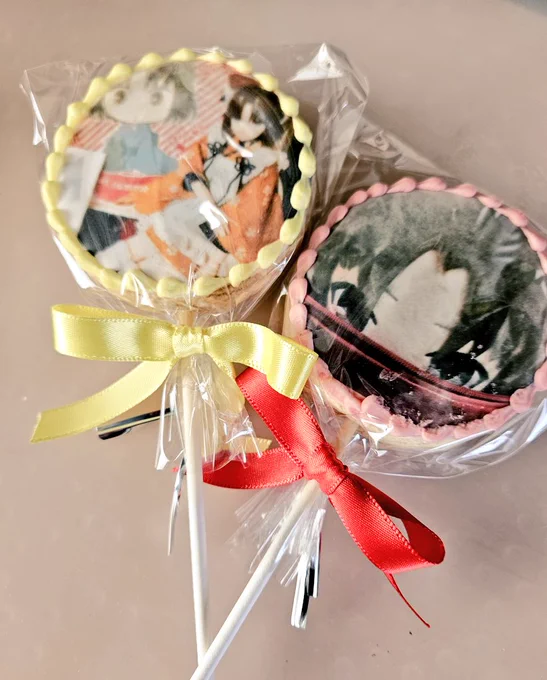 #両儀式生誕祭2026 まで、あとだいたい9時間をお知らせしまーす! ペロリンキャンディ風プリントクッキー サイズ感が思惑と違って当初の計画に使えなくなったのでカフェに持っていくことになりました。来年は普通のアイシングクッキーにしよう……