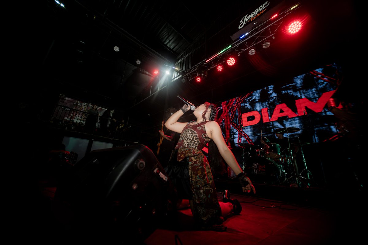 febbysuryacndra's tweet image. Merayakan 31 tahun aku bernapas di panggung besar @insightid diiringi aura karyaku yang sangat "Diam!" ❤️‍🔥
First time performing live with my first original song!
Aku dan "Diam!"ku yang baru lahir tapi sudah bisa berada di tengah orang-orang besar, siapa sangka kan?

#MadeinBali