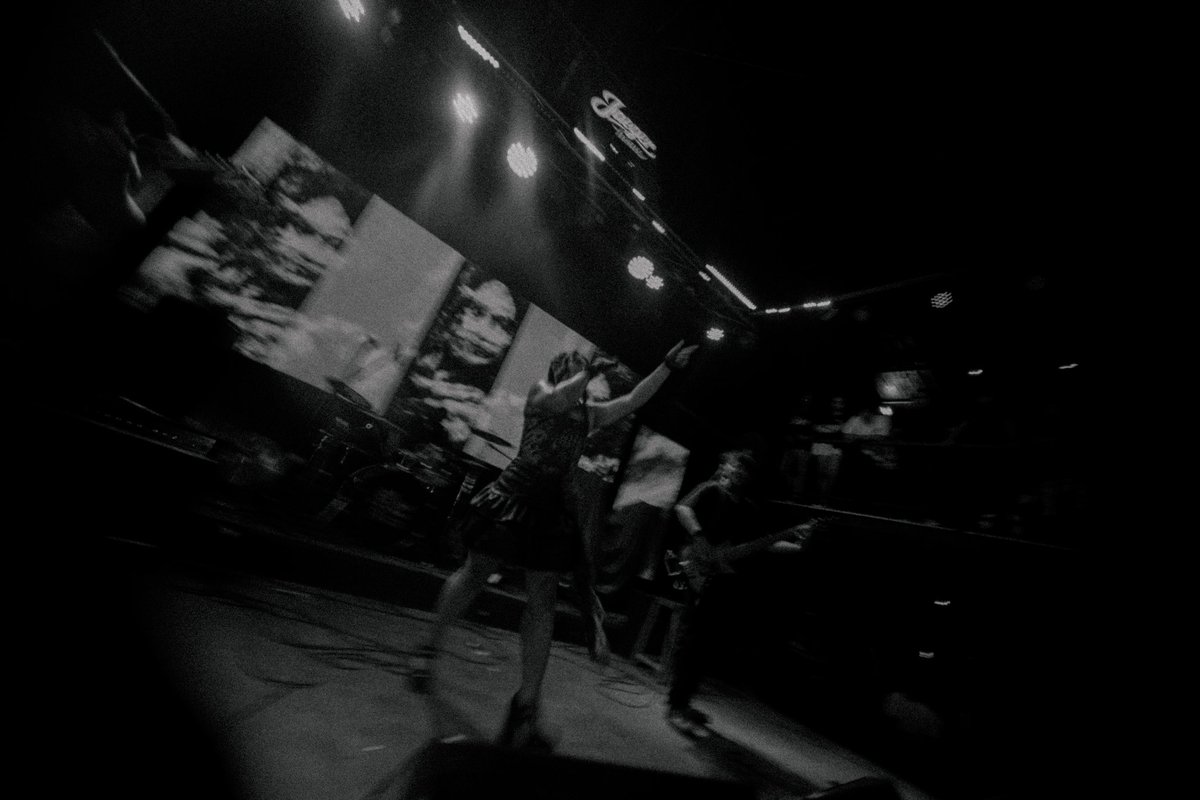 febbysuryacndra's tweet image. Merayakan 31 tahun aku bernapas di panggung besar @insightid diiringi aura karyaku yang sangat "Diam!" ❤️‍🔥
First time performing live with my first original song!
Aku dan "Diam!"ku yang baru lahir tapi sudah bisa berada di tengah orang-orang besar, siapa sangka kan?

#MadeinBali