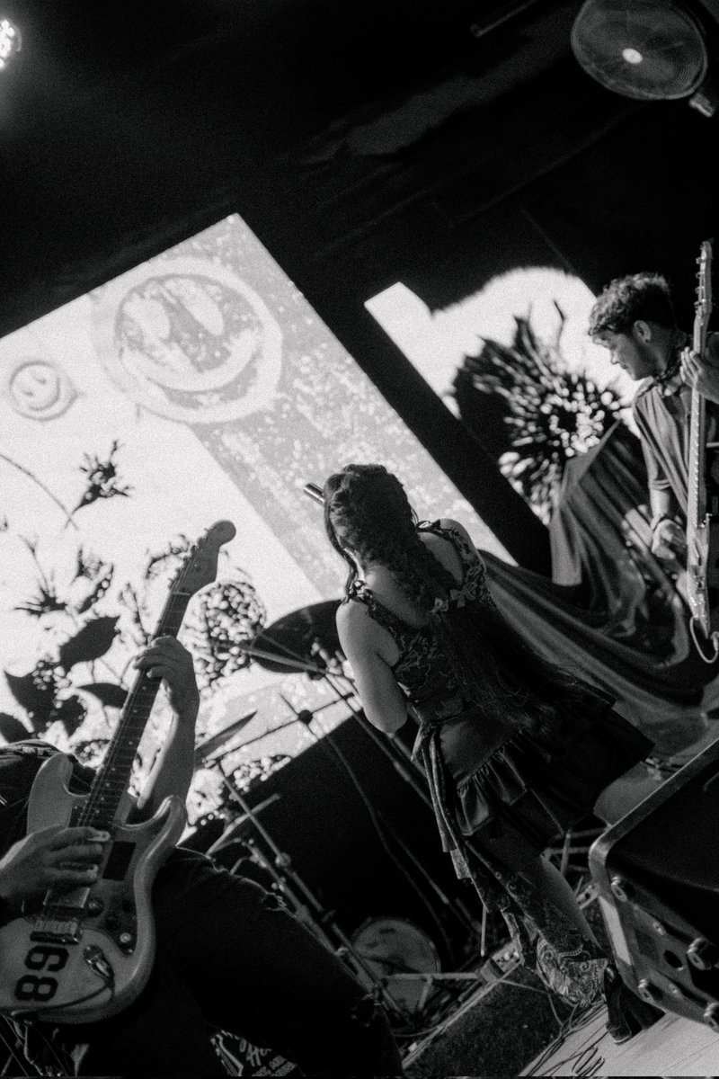 febbysuryacndra's tweet image. Merayakan 31 tahun aku bernapas di panggung besar @insightid diiringi aura karyaku yang sangat "Diam!" ❤️‍🔥
First time performing live with my first original song!
Aku dan "Diam!"ku yang baru lahir tapi sudah bisa berada di tengah orang-orang besar, siapa sangka kan?

#MadeinBali