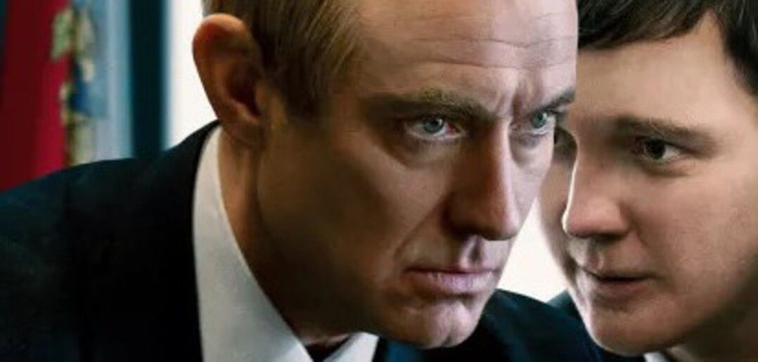 Dans Le Mage du Kremlin d’Olivier Assayas, on suit le fascinant Vadim Baranov, l'homme qui chuchotait à l’oreille du jeune Vladimir Poutine. 
linfotoutcourt.com/critique-le-ma…