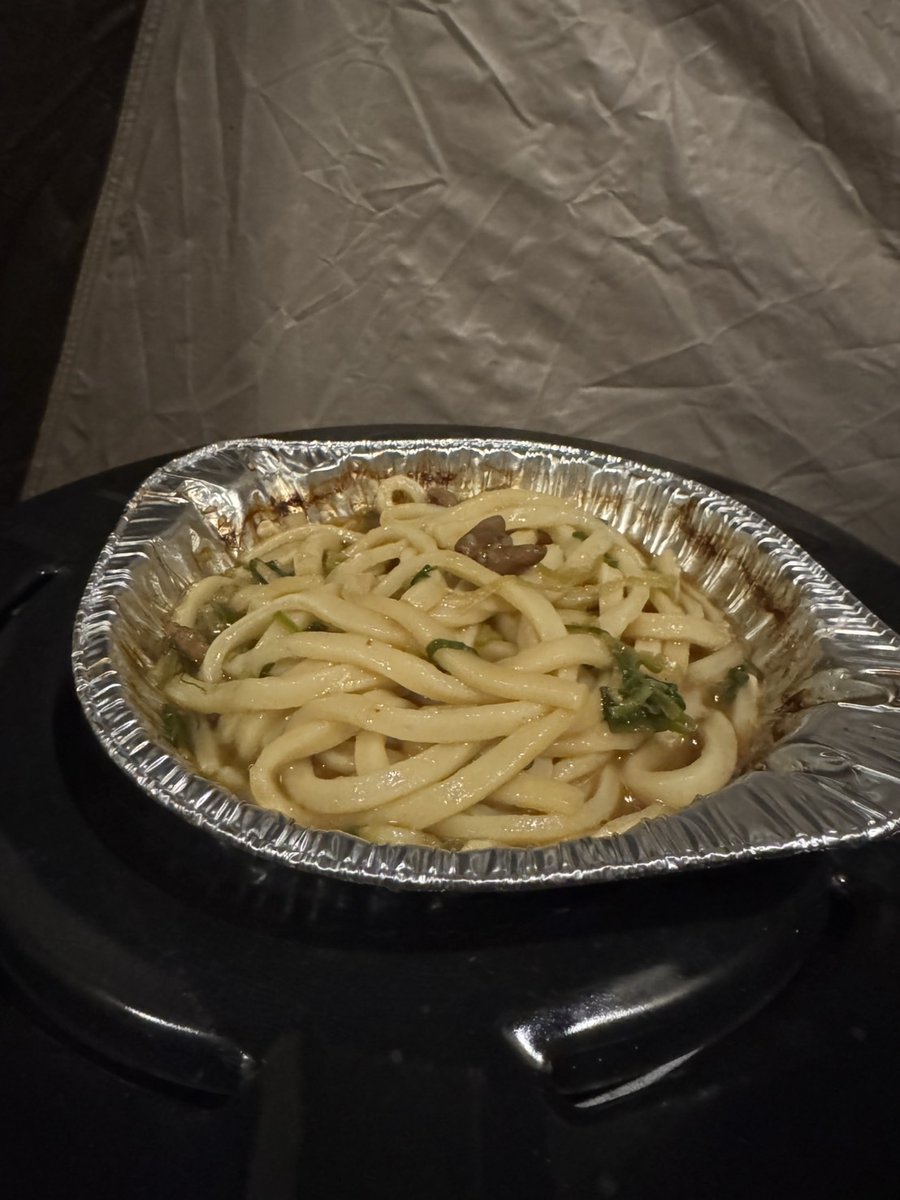 kokocamp39's tweet photo. ローホルの一番旨い食い方を紹介！
ネギ山盛り追加からの冷凍うどんで〆。
異論は認める。 https://t.co/AAnptOELBo