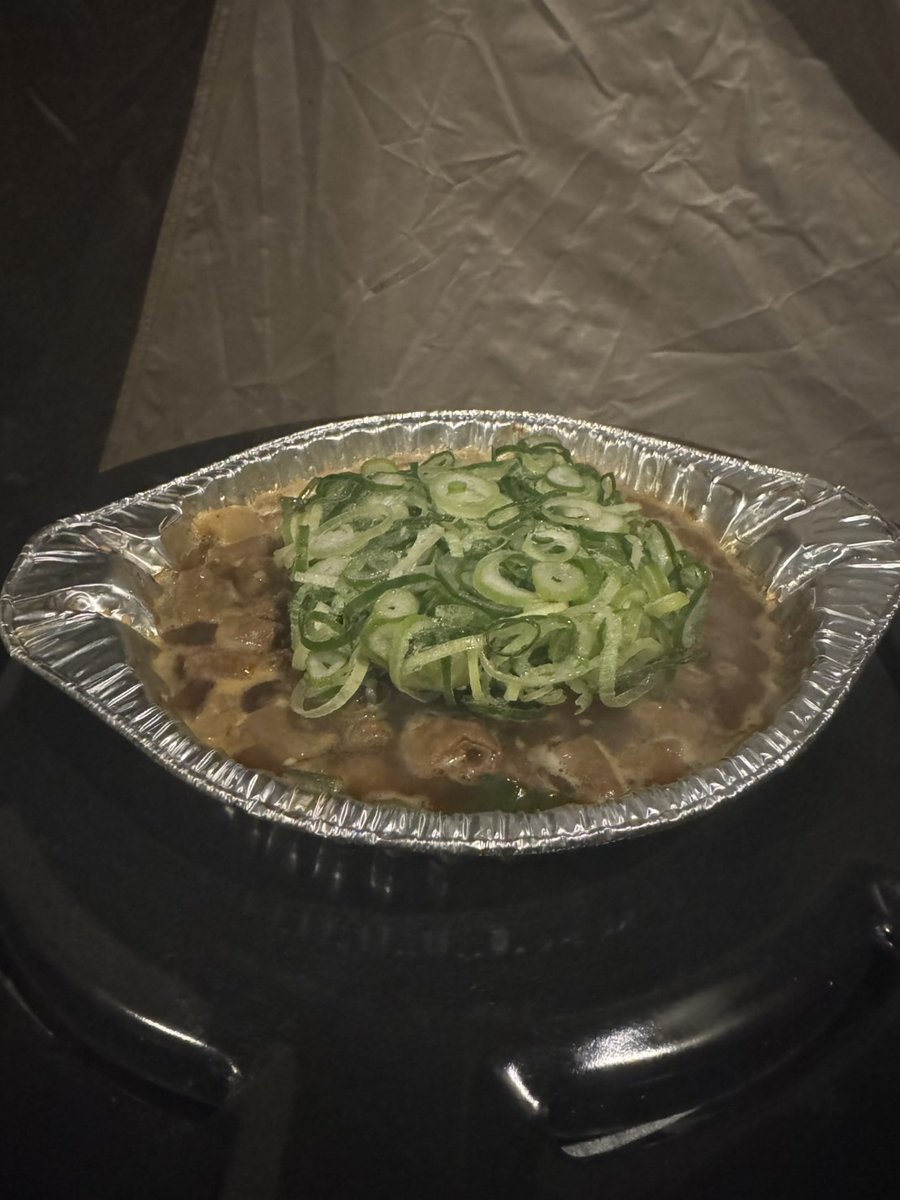 kokocamp39's tweet photo. ローホルの一番旨い食い方を紹介！
ネギ山盛り追加からの冷凍うどんで〆。
異論は認める。 https://t.co/AAnptOELBo