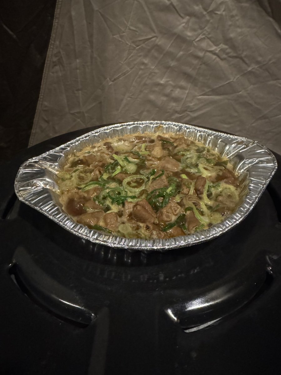 kokocamp39's tweet photo. ローホルの一番旨い食い方を紹介！
ネギ山盛り追加からの冷凍うどんで〆。
異論は認める。 https://t.co/AAnptOELBo