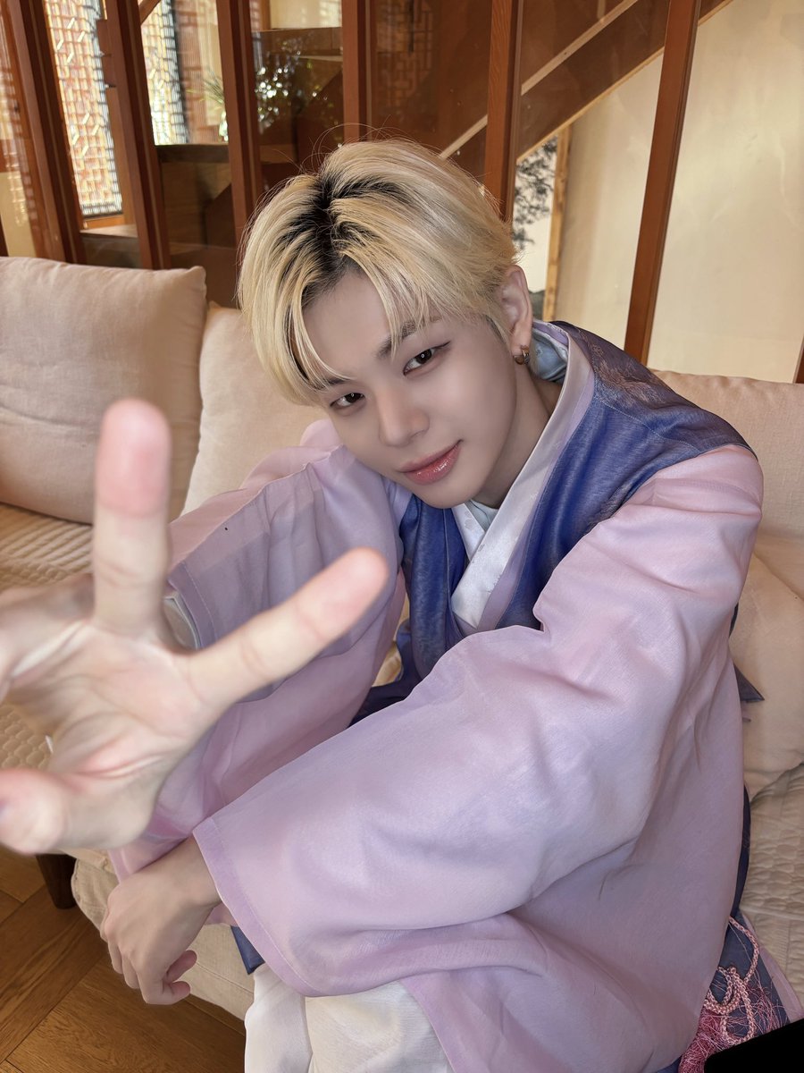 뉘 집 강아지들이지〰️⁉️
 
#EVNNE #이븐
#엔브들_새복많