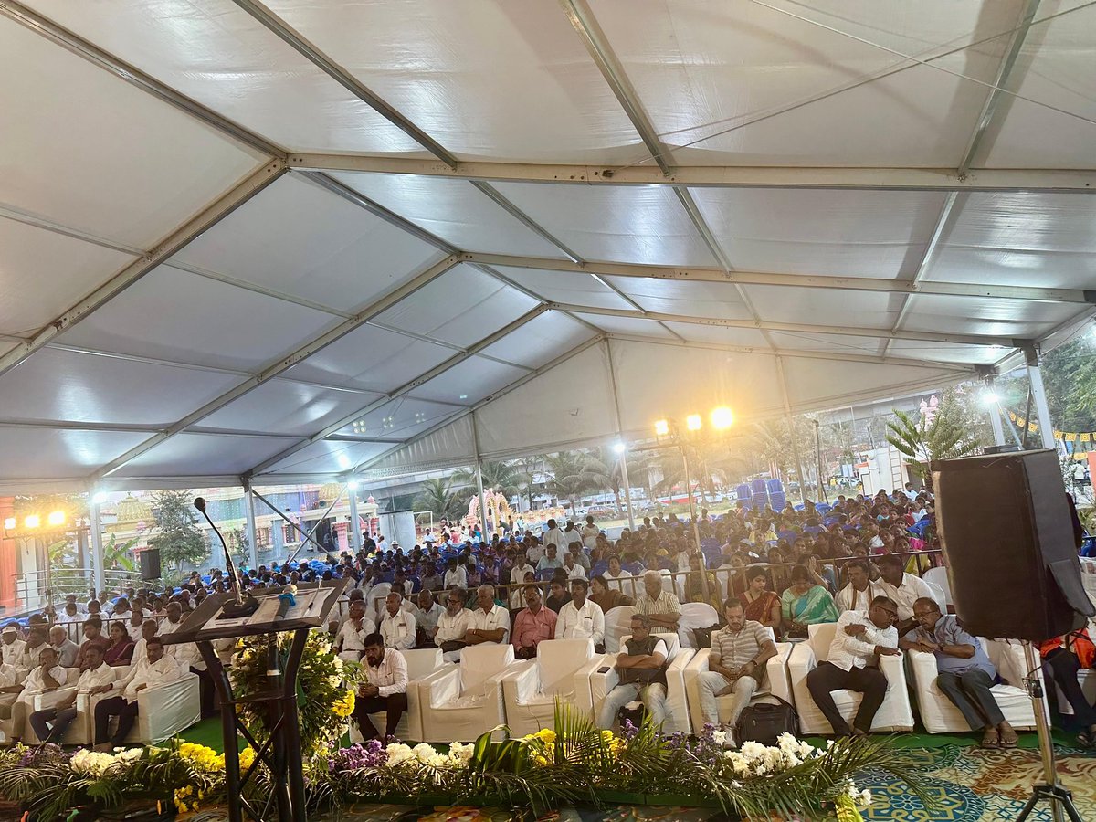 chilumeravik's tweet photo. ಬೆಂಗಳೂರಿನ ಕೆಂಗೇರಿಯ ವಿಶ್ವ ಒಕ್ಕಲಿಗರ ಮಹಾಸಂಸ್ಥಾನ ಮಠದ ಆವರಣದಲ್ಲಿ ವಿಶ್ವ ಒಕ್ಕಲಿಗರ ಮಹಾಸಂಸ್ಥಾನ ಮಠದ  ಪೀಠಾಧ್ಯಕ್ಷರಾದ ಶ್ರೀ ಪರಮಪೂಜ್ಯ ಜಗದ್ಗುರು ಶ್ರೀ ಶ್ರೀ ಶ್ರೀ ಡಾ. ನಿಶ್ಚಲಾನಂದನಾಥ ಮಹಾಸ್ವಾಮಿಗಳ ದಿವ್ಯ ಸಾನಿಧ್ಯದಲ್ಲಿ ಜರುಗಿದ " ಪರಮಪೂಜ್ಯ ಜಗದ್ಗುರು ಭೈರವೈಕ್ಯ ಶ್ರೀ ಶ್ರೀ ಶ್ರೀ ಕುಮಾರ ಚಂದ್ರಶೇಖರನಾಥ ಮಹಾಸ್ವಾಮಿಗಳ ಅಭಿನಂದನಾ ಗ್ರಂಥ ಲೋಕಾರ್ಪಣೆ , ಸಾವಯವ ಸಂತೆ , ವಿಜ್ಞಾನ ಮತ್ತು ತಂತ್ರಜ್ಞಾನ ವಸ್ತುಪ್ರದರ್ಶನ , ಉಚಿತ ಆರೋಗ್ಯ ಶಿಬಿರ, ಸರ್ವಜನಾಂಗದ ವಧು- ವರರ ಮುಖಾ- ಮುಖಿ ಹಾಗೂ ಮಲೆನಾಡು ಗಿಡ್ಡಹಸುಗಳ ಉಚಿತ ವಿತರಣಾ ಕಾರ್ಯಕ್ರಮದ ಸಮಾರೋಪ ಸಮಾರಂಭದಲ್ಲಿ ಭಾಗವಹಿಸಿ, ವಿವಿಧ ಶ್ರೀಗಳ ದರ್ಶನ ಹಾಗೂ ಆಶೀರ್ವಾದ ಪಡೆಯಲಾಯಿತು.

ಸಾಮಾಜಿಕ, ಧಾರ್ಮಿಕ ಸೇವಾ ಕಾರ್ಯಗಳ ಮೂಲಕ ಹೆಸರಾಗಿರುವ ವಿಶ್ವ ಒಕ್ಕಲಿಗರ ಮಹಾ ಸಂಸ್ಥಾನ ಮಠದ ಕಾರ್ಯಗಳಿಗೆ ನಾವೆಲ್ಲರೂ ಬೆಂಬಲವಾಗಿ ನಿಲ್ಲುವ ಮೂಲಕ ಶ್ರೀಮಠದ ಎಲ್ಲಾ ಸೇವಾ ಕಾರ್ಯಗಳಲ್ಲಿ ಭಾಗಿಯಾಗಲು ಸಂಕಲ್ಪ ಮಾಡಲಾಯಿತು.

ಈ ಸಂದರ್ಭದಲ್ಲಿ ವಿವಿಧ ಮಠಗಳ ಪರಮಪೂಜ್ಯ ಶ್ರೀಗಳು, ಬೆಂಗಳೂರು ದಕ್ಷಿಣ ಲೋಕಸಭಾ ಕ್ಷೇತ್ರದ ಸಂಸದರಾದ ಡಾ. ಮಂಜುನಾಥ ಅವರು, ನಿವೃತ್ತ ಲೋಕಾಯುಕ್ತರಾದ ಶ್ರೀ ಎ‌ನ್. ಸಂತೋಷ ಹೆಗಡೆ ಅವರು , ಚಿಲುಮೆ ರವಿಕುಮಾರ್ ಫೌಂಡೇಶನ್ ಪದಾಧಿಕಾರಿಗಳು ಹಾಗೂ ಸ್ವಯಂ ಸೇವಕರು ಉಪಸ್ಥಿತರಿದ್ದರು.

#chilumeravikumar
#chilumeravikumarfoundation
#VishwaOkkaligaMahasamsthanaMutt
#OkkaligaCommunity
#Kengeri
#Bengaluru
#Jagadguru
#DrNischalanandanathaSwamiji