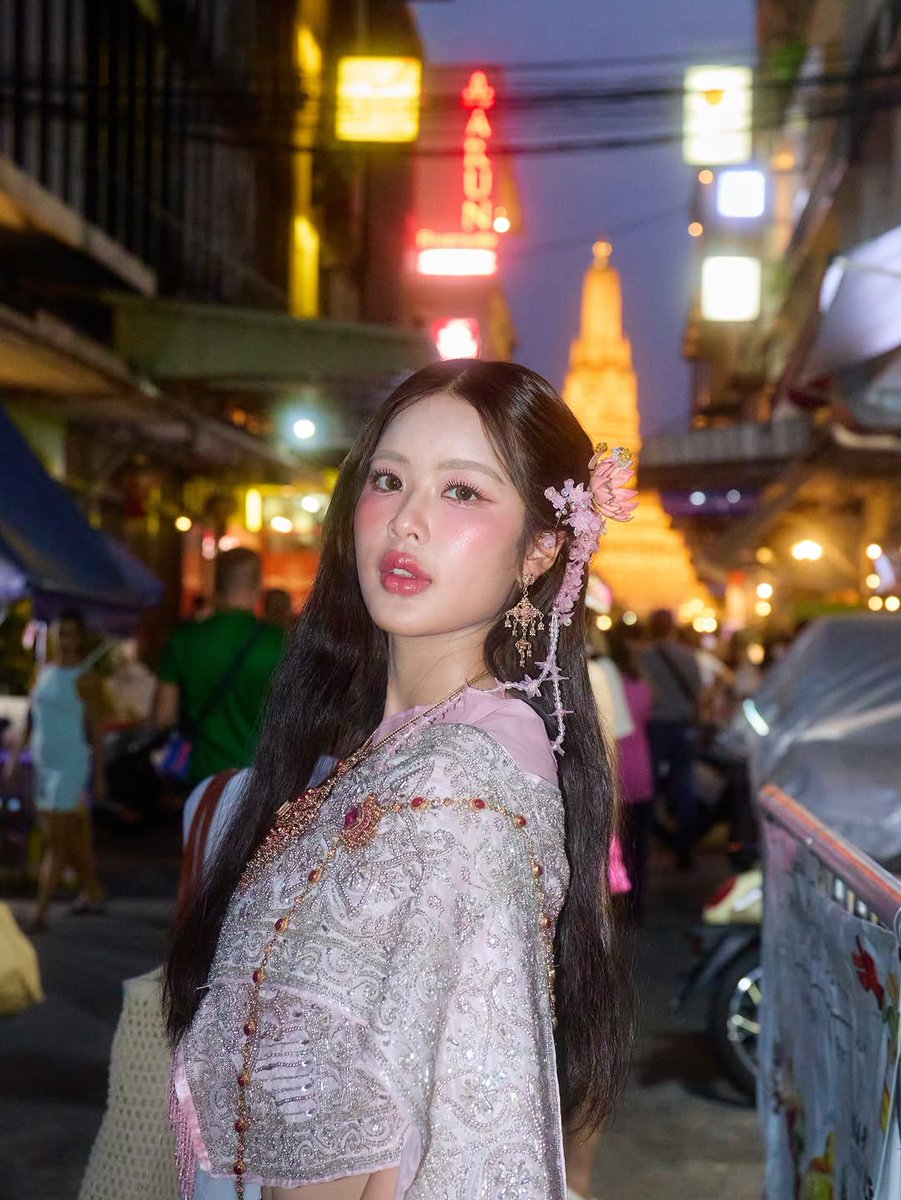 MOBYE_Fanbase's tweet image. เจอคนใส่สไบกับยีนส์ได้โซจึ้ง แบบเริสๆเลย สนใจใส่ชุดนี้ทัวร์ทั่วไทยมั้ยคะ

#MOBYE
#BangkokCity