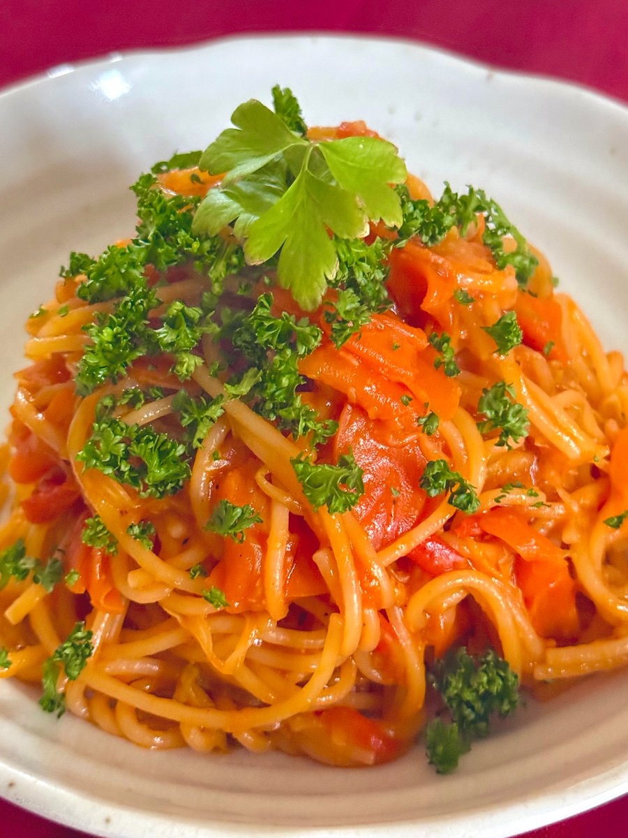 トマトパスタ  
ミニトマト20個くらいと人参のスライス、キャベツの千切りで。

具材をニンニクと一緒に炒めて、そこにブイヨンを入れて、パスタを茹でながら水分をパスタに吸わせ、塩こしょうとケチャップで味を整えて完成😊らくちん♪
