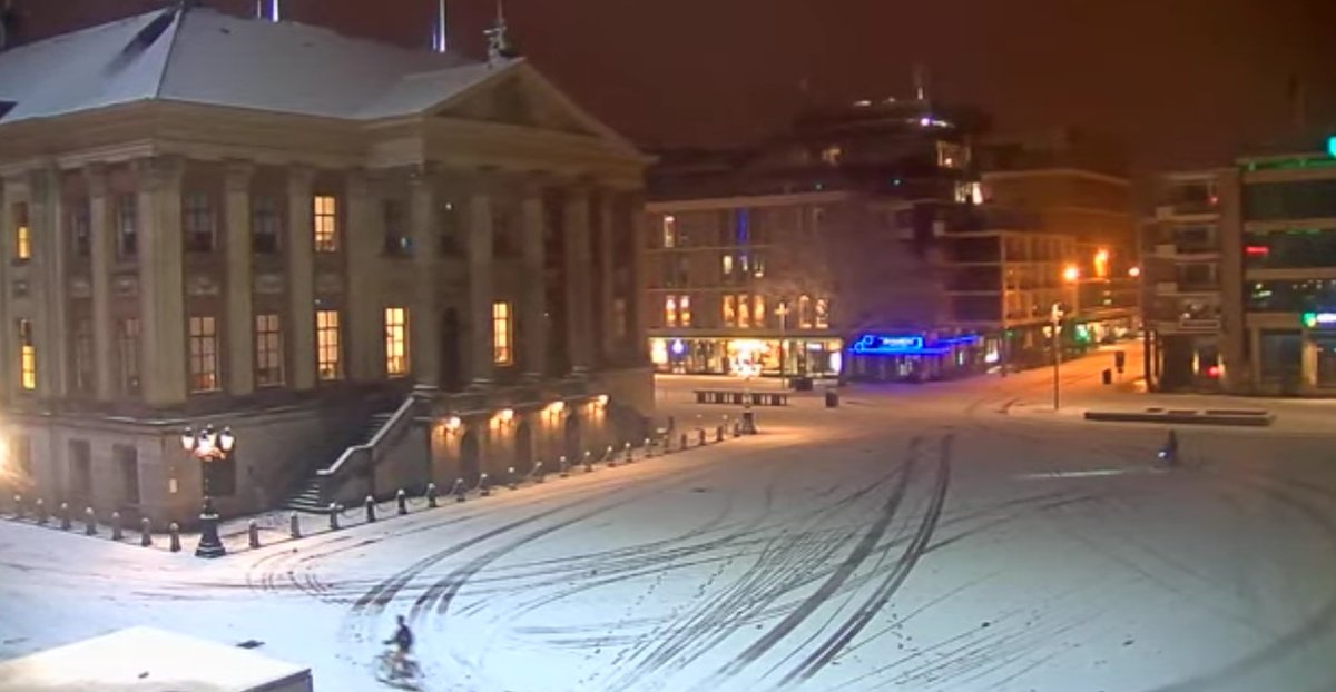 #sneeuw Groningen Grotemarkt en Vismarkt #codegeel tot 9 uur Pas op het is #glad
