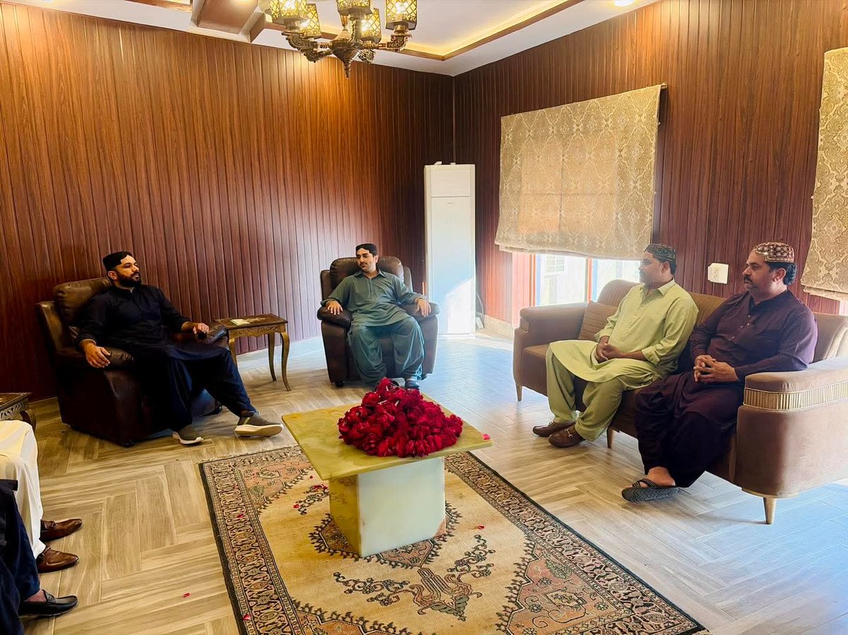 شکارپور ۔ جاگن ۔ چیف سردار محمد جاگن خان بھیو اور جونیئر سرازادہ واحد بخش خان بھیو کو عمرہ کی سعادت حاصل کرنے پر پہولوں کے ھار پہنائے اور مبارکباد پیش کی۔

<a href="/SardarBhayo/">Sardar Jaagan Bhayo</a>