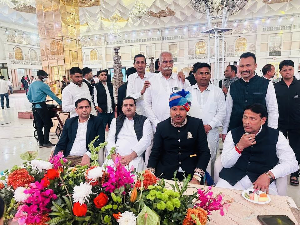 आज राजस्थान विधानसभा में नेता प्रतिपक्ष श्री टीकाराम जूली जी की सुपुत्री के शादी समारोह में परिवारजनों से मुलाक़ात कर शुभकामनाएँ प्रेषित कीं।

भगवान से नवदंपति के सुख, समृद्धि, प्रेम और अटूट विश्वास से परिपूर्ण मंगलमय वैवाहिक जीवन की कामना करता हूँ।

<a href="/TikaRamJullyINC/">Tika Ram Jully</a>