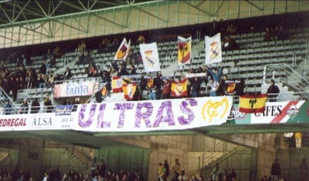 UltrasRMCF's tweet photo. 2002/03. R. Oviedo - R. Madrid.

Partido de copa y los ultras madridistas que no fallan a un nuevo desplazamiento. https://t.co/0SOzxNYHPC