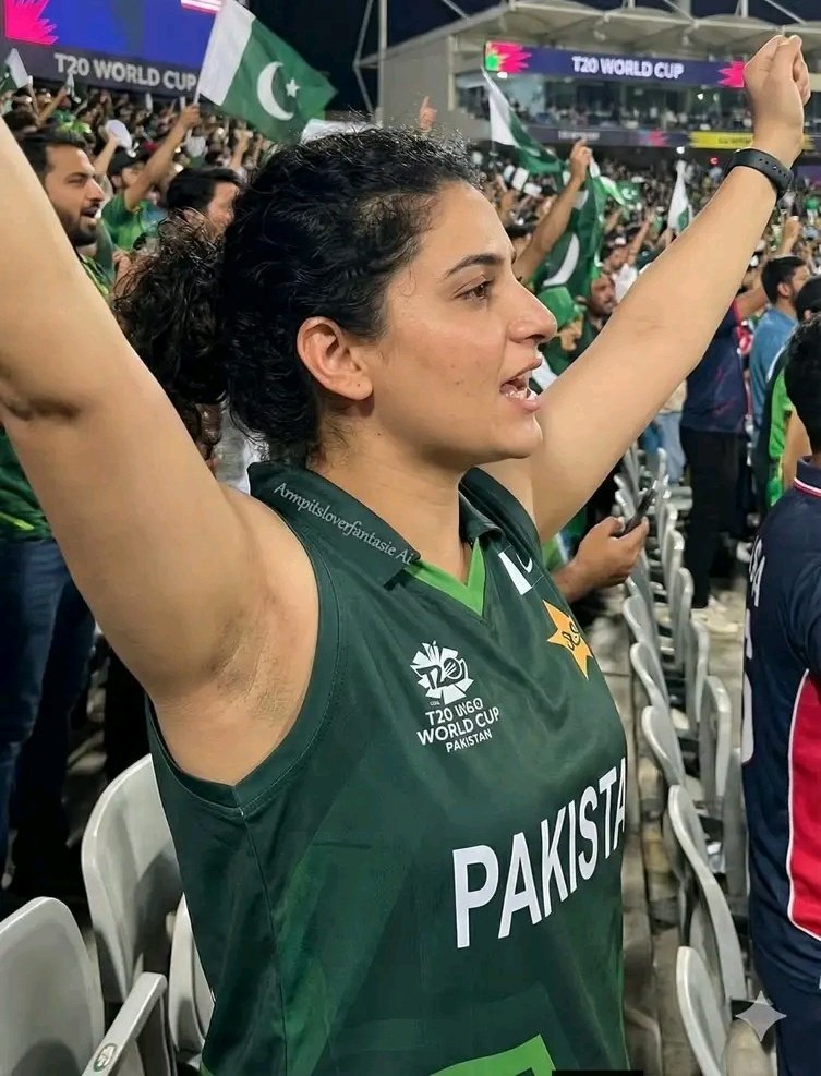 टी20 वर्ल्ड कप 2026 में भारत के हाथों पाकिस्तान की शर्मनाक हार के बीच कोलंबो के स्टेडियम से एक ऐसी तस्वीर सामने आई..🔥

जिसने सोशल मीडिया पर विवाद और मजाक का नया दौर शुरू कर दिया है। पाकिस्तान क्रिकेट बोर्ड (PCB) के अध्यक्ष और एशिया कप की ट्रॉफी चुराने वाले मोहसिन नकवी मैच खत्म