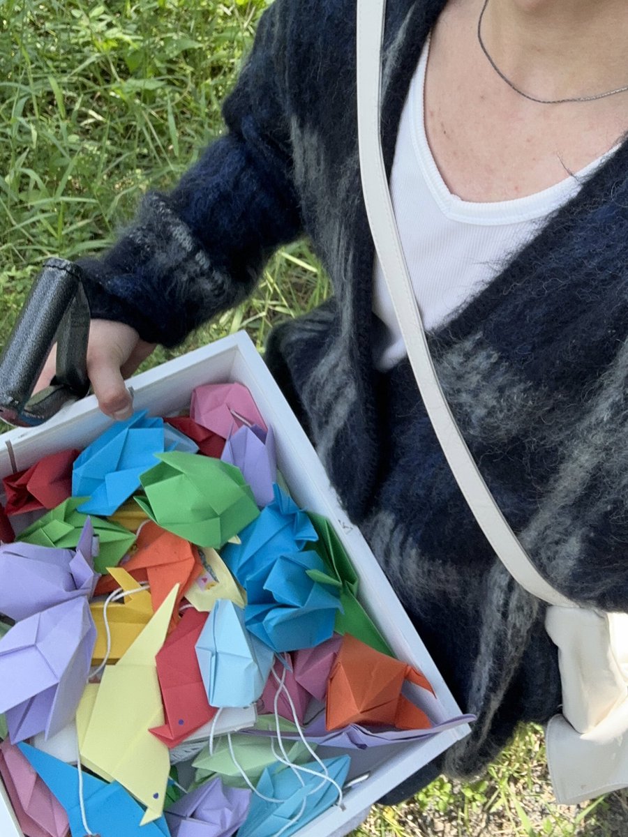 เพลงรักเพลงแรก เป็นเพลงโปรดที่ชอบมากเลยรสอยากเอาเพลงนี้มาร้อง เป็นเพลงรักที่เนื้อหาหวานคลั่งรักมากแต่ดนตรีออกหม่นๆซึมๆทำให้รสว่าทุกคนสามารถมีคนในเพลงนี้ของแต่ละคนได้ในทุกรูปแบบของความรัก ฝากด้วยนะคับ ฟังๆกล่อมๆเคลิ้มๆ5555555