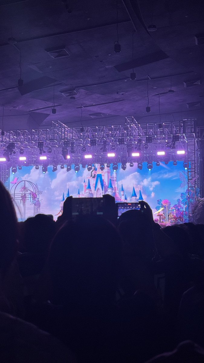 รีวิว Phenix Grand Ballroom ให้ภาพเล่าเรื่อง แถวเกือบหลังสุดแบบไม่มีแพลตฟอร์มยก 
- ชะเง้อเท่านั้น คอใครยาวได้เปรียบ
- ที่จอดรถเหมาจ่ายทั้งวัน 150 บาท
- ห้างมีที่นั่งเยอะ(เพราะแอบร้าง) เลือกนั่งได้เรย
- มารถสาธาเดินมาจากเซนเวิดได้ เดิน skywalk ผ่าเข้าประตูน้ำมาจะไม่ได้จั๊กเปียก