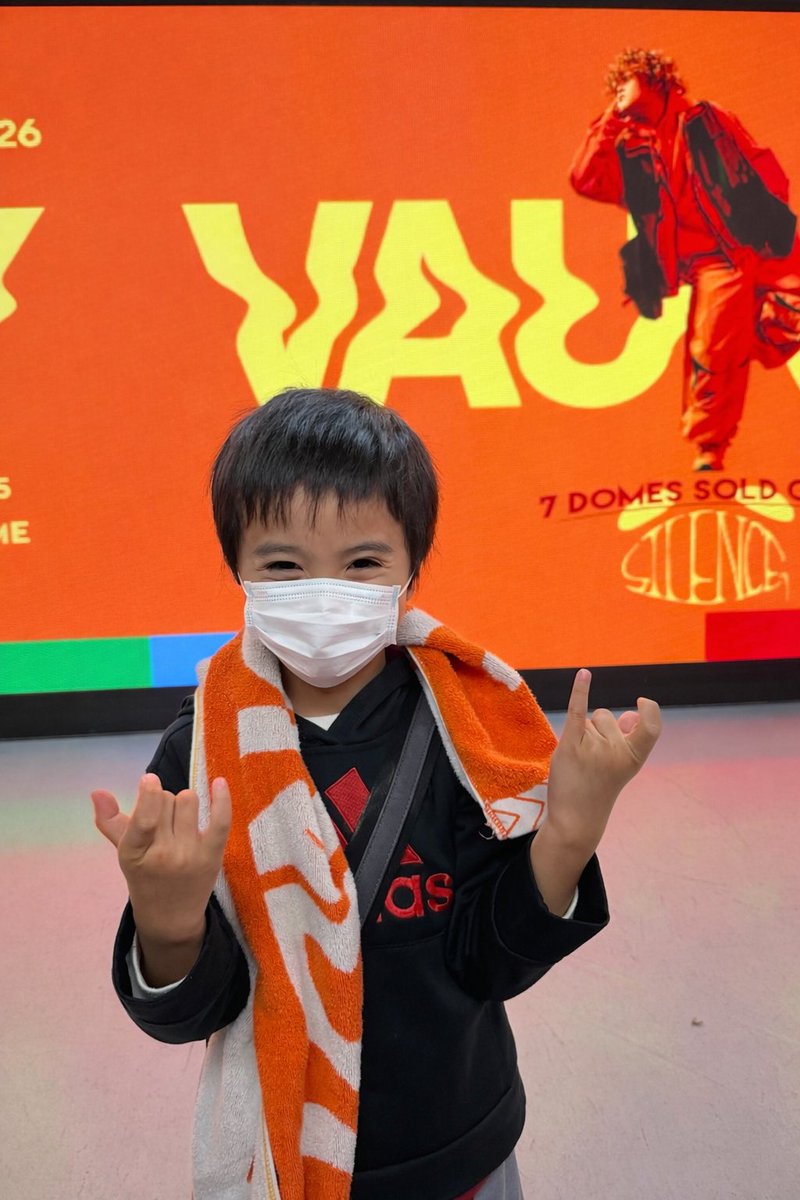 iChan tweet media