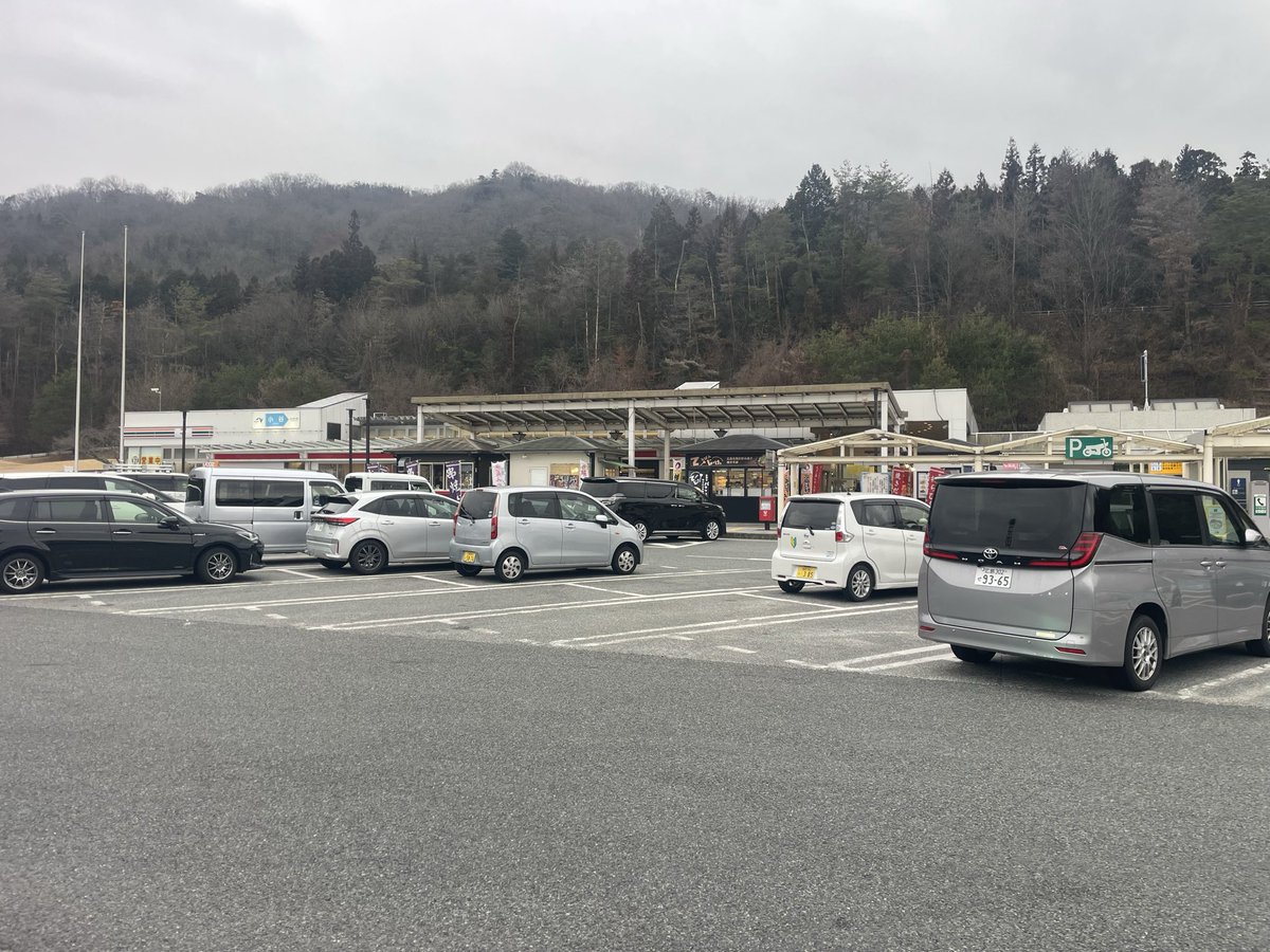2WE_JB74's tweet photo. 今夜の寝所は小谷SA
最近のSAは満車になるの早いからいつも到着前に心配になる https://t.co/Nm4p3kV1PZ