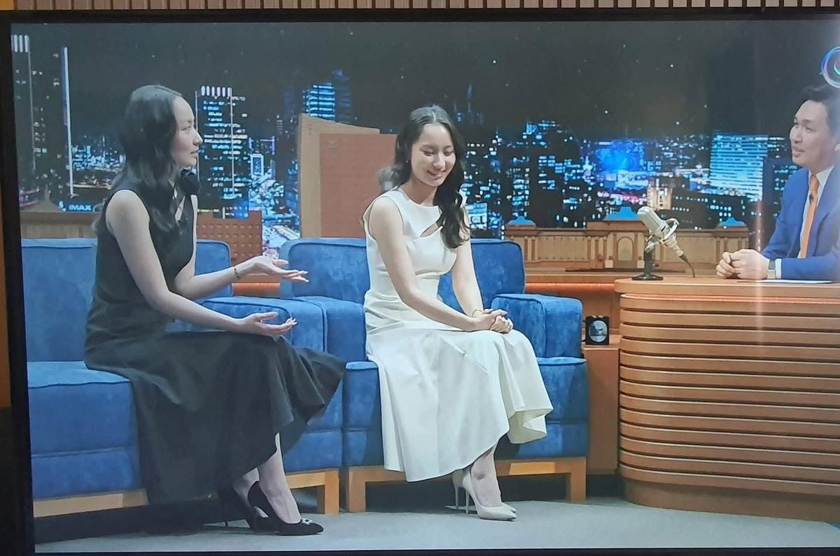 Naska_shdee's tweet image. Жавхлан Баясгалангаас илүү энэ 2 охины мэдлэг боловсрол, хандлага, тууштай байдал, даруу төлөв зан чанар, хүмүүжил, хүүхдээ дэмждэг хариуцлагатай эцэг эхийнх нь гавьяаг шагшин магтмаар байна өө.