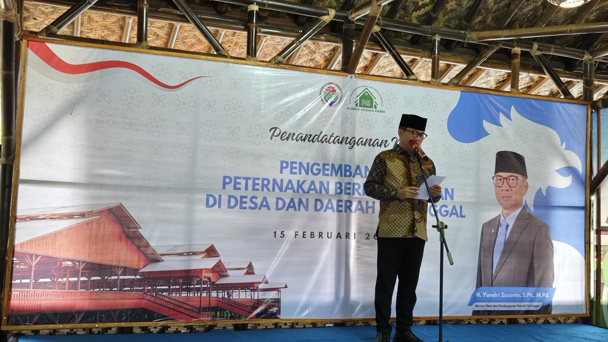 AHaeL_ST's tweet photo. Wilujeng Sumping  Menteri Desa di Peternakan terpadu Karawang dgn sistem integrasi  penggabungan usaha ternak dgn pertanian organik &amp; perikanan.
@Yandri Susanto 
@Sekretariat Kabinet RI 
@Bpsdm KemendesaPDT
#TPPKemendesaPDT
#BUMDESKetahananPangan
#KerawangTernakTerpadu https://t.co/Y1xEH3xMYK