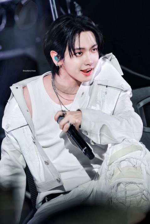 명 tweet media