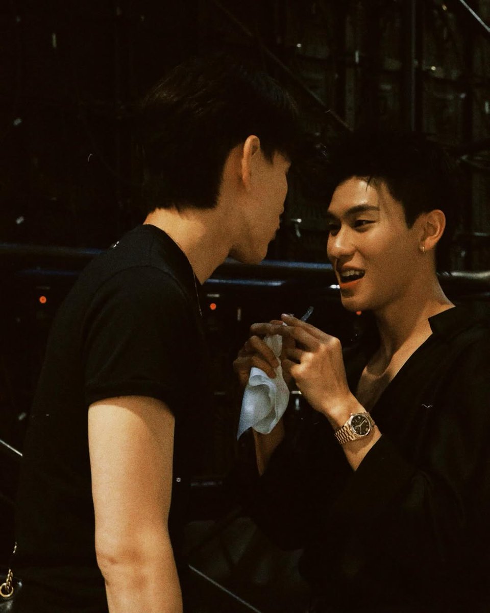 เราขอชื่นชม #ต้าห์อู๋ออฟโรด มากจริงหลังจากเห็นผลงานที่ทั้งสองคนซุ่มทำเราได้เห็นสปอยบ้างแค่ตอนที่ทั้งสองคนไปให้กำลังใจกันและกันที่กองถ่ายไม่แปลกใจเลยที่คนพี่จะพูดในคอนว่าได้เจอแล้วคนที่ยอมรับเราได้ในวันที่เราทำตัวไม่น่ารักและคนที่เป็นเหมือนบ้านให้เราได้กลับไปกอดในวันที่เหนื่อยล้า