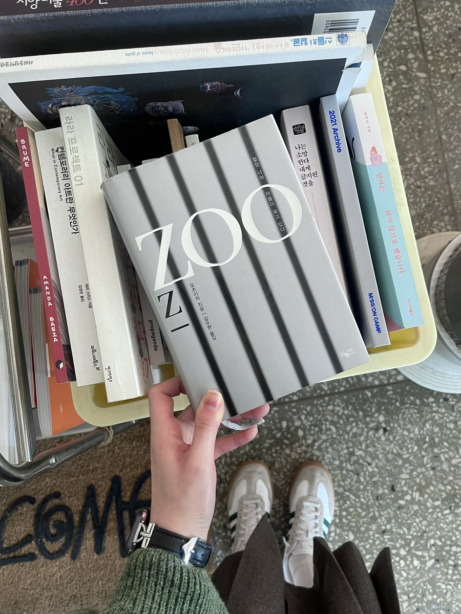 카페왔는데 내최애공포단편집있어서 오열함
이게 무슨 내용이냐면요.
zoo: 실종된 연인의 시신이 부패해가는 사진이 매일 우체통에 도착해서 발신인을 추적하는데, 목격자의 증언이 “몇 번째 물어보는 겁니까?”