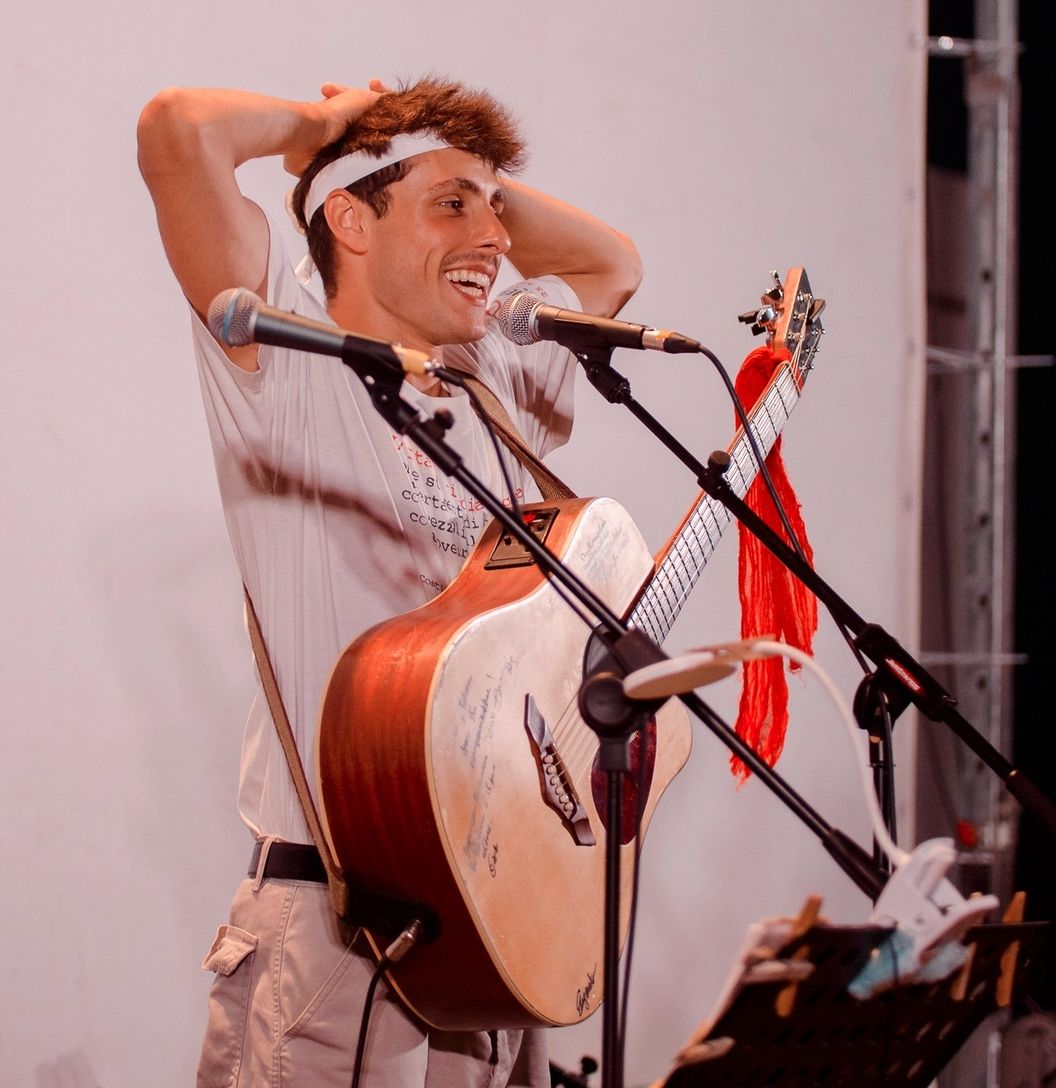 DALLA SARDEGNA A MILANO: IL VIAGGIO MUSICALE DI ANTONIO MALEDDU, IN ARTE “BANDITO” COME UNA VIBRAZIONE DI SPERANZA
di Alessandra Leo
tottusinpari.it/2026/02/16/dal…