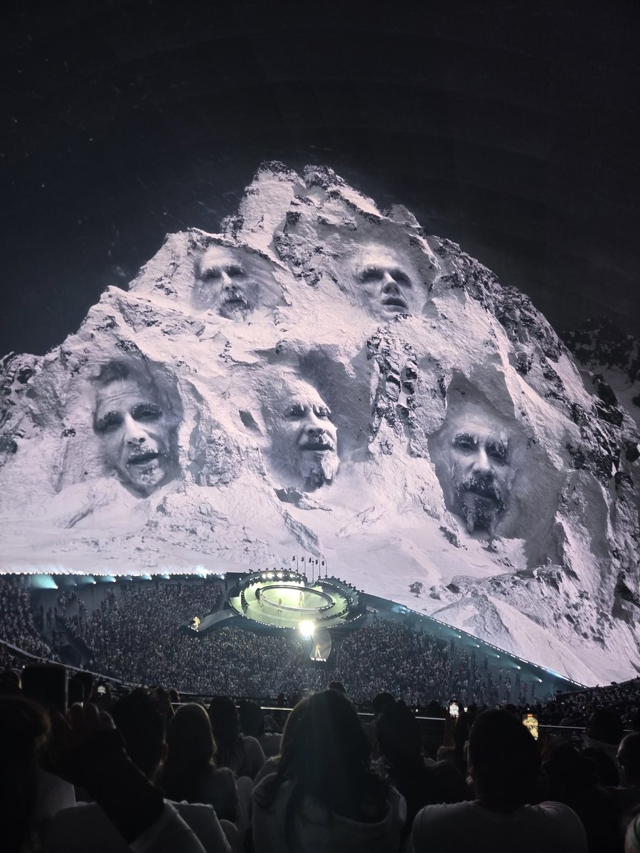 Now I'm pretty far from the target demographic for this kind of music, but I gotta give it to 'em: they know how to put on a fuckin' show. Makes me wonder what PM5K could do with a setup like this.