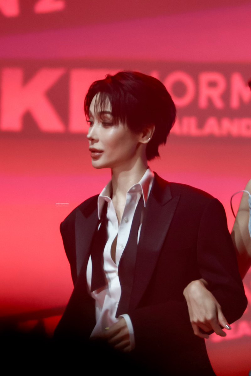 นั่งเม้ากับเพื่อนสเตรท ชีบอกเขินพี่โมแต่งบอยมากกกก หล่อชิบหาย ตอนเล่นหูเล่นตาคือกริ๊ดละชีกริ๊ดจริง ตอนแรกไม่สนใจเห็นตอนนี้ละใจเต้นเลย55555555 พี่โมทำไรหญิงแท้อะ มันเกินควบคุมแล้วค่ะพี่><