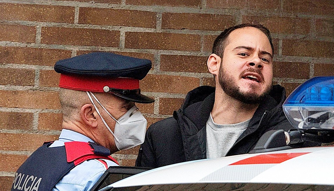 Duela 5 urte
Pablo Hasel musikaria atxilotu zuten, bere kantuengatik
2021eko otsailaren 16an, Pablo Hasel musikaria atxilotu zuten, bere kantuengatik. Juan Carlos I.a erregearen aurka rap abesti bat egiteagatik argia.eus/efemerideen-ka…