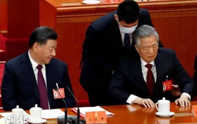 胡锦涛被架离时,架离胡锦涛的是谁?这个人就是胡锦涛自己的贴身警卫。胡锦涛这个贴身警卫是不听命胡锦涛的。 https://t.co ...