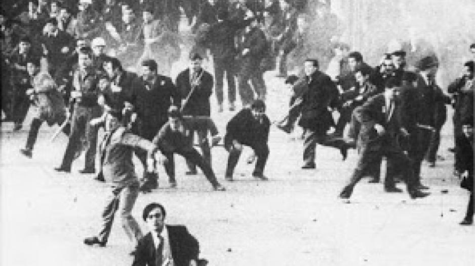 onuroencueoue's tweet image. Bugün, 16 Şubat 1969’daki “Kanlı Pazar”ın yıl dönümü. 1969’da sol/sosyalist öğrenciler, “anti-emperyalizm” şiarıyla ABD’nin Boğaz’a demir atan 6. Filosu’nu protesto etmek için yürüyüş yapmak istemişti. Ancak karşılarına devlet destekli İslamcı ve ülkücü gruplar çıkmış, eyleme