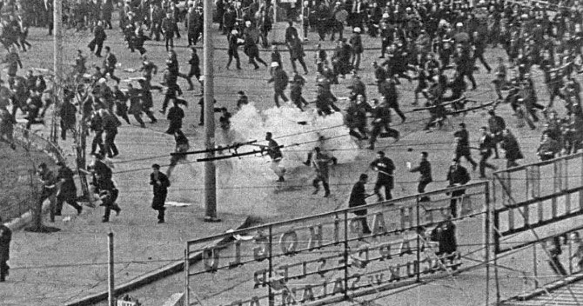 onuroencueoue's tweet image. Bugün, 16 Şubat 1969’daki “Kanlı Pazar”ın yıl dönümü. 1969’da sol/sosyalist öğrenciler, “anti-emperyalizm” şiarıyla ABD’nin Boğaz’a demir atan 6. Filosu’nu protesto etmek için yürüyüş yapmak istemişti. Ancak karşılarına devlet destekli İslamcı ve ülkücü gruplar çıkmış, eyleme