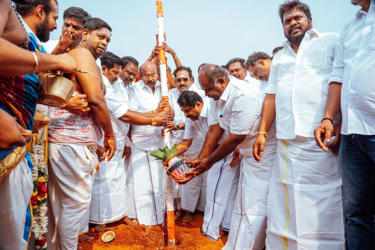 NainarBJP's tweet photo. மாண்புமிகு பாரதப் பிரதமர் திரு. @narendramodi அவர்கள் கலந்து கொள்ளும் 2026 தமிழக சட்டமன்றத் தேர்தலுக்கான பிரம்மாண்ட NDA கூட்டணி மாநாடு மதுரை மாவட்டம் மண்டேலா நகரில் வரும் மார்ச் 1 ஆம் தேதி நடக்கவிருக்கும் நிலையில் அதற்கான மாநாட்டு திடலில் இன்று கால்கோள் நடும் விழாவில் நம் பாரதிய ஜனதா கட்சி நிர்வாகிகள் மற்றும் தோழமைக் கட்சி தலைவர்கள் மற்றும் நிர்வாகிகளுடன் சிறப்பாக நடைபெற்றது.

நம் NDA கூட்டணியின் பலம் நாளுக்கு நாள் வலுவடைந்து வரும் நிலையில் நம் பாரதப் பிரதமரின் வருகை அதை மேலும் உறுதி செய்து இந்த விடியா திமுக ஆட்சியை வீட்டுக்கு அனுப்பும் என்பதில் எந்த சந்தேகமும் இல்லை.