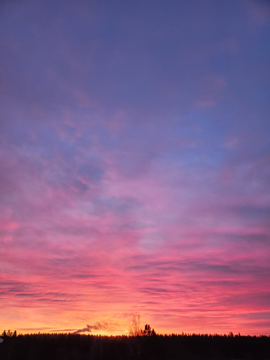 Just got home from the gym, I have a week off, and this is the sunrise this morning! Great start to this week!
#SkyForNamjoon